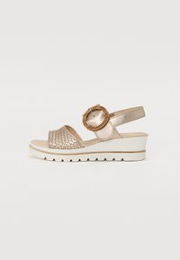Metallisk gull wedge sandal med vevd tekstur, justerbar stropp, sirkulært aksent og hvit såle med friksjonsdesign.