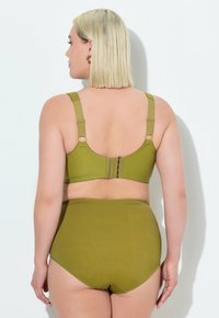 Olivgrön bh och högmidjad trosuppsättning med texturerad tyg, justerbara band och hyska-och ögla-stängning på bh:n.