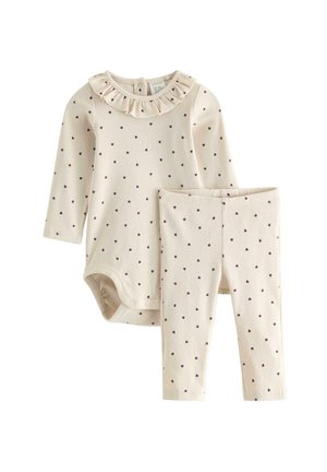 Body da neonato a coste color crema con colletto arricciato e leggings abbinati, entrambi stampati con piccoli cuori viola.