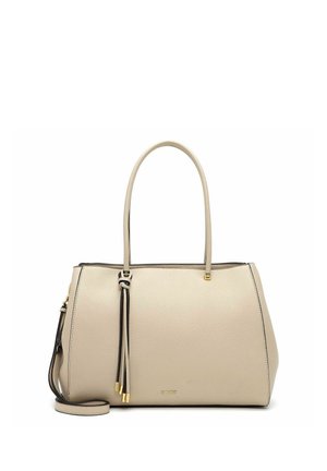 Beige leren handtas met twee handvatten, een afneembare schouderriem, kwastdetail en gouden accenten op een witte achtergrond.