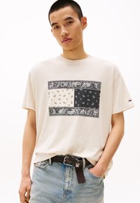 Tommy Jeans - PAISLEY FLAG TEE UNISEX - Marškinėliai su spaudiniu - newsprint Miniatiūros vaizdas 1