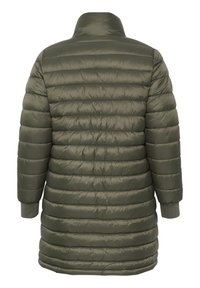 Oliivinvihreä toppatakki, jossa on korkea kaulus, resorit hihansuissa ja tikattu pinta. Takki ulottuu reiden puoliväliin ja siinä on vaakasuorat ompelukuvioinnit.