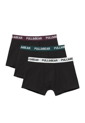 Trzy czarne bokserki z elastycznymi pasami w kolorach białym, zielonym i fioletowym, każda z logo firmy Pull&Bear w kontrastowym napisie.