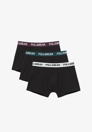 Trzy czarne bokserki z elastycznymi pasami w kolorach białym, zielonym i fioletowym, każda z logo firmy Pull&Bear w kontrastowym napisie.