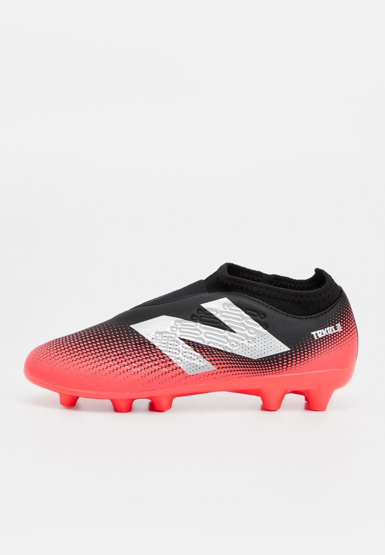 Botas de fútbol negras y rojas con un upper texturizado, diseño aerodinámico, acentos plateados y una suela de goma con tacos redondos para mayor agarre.