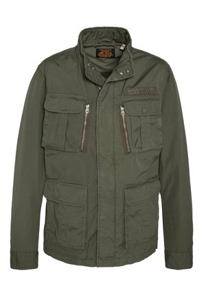 Zielona oliwkowa kurtka wojskowego stylu z wysokim kołnierzem, zamkiem z przodu, dwiema kieszeniami na piersi i dwiema dolnymi kieszeniami z klapkami. Wykonana z lekkiego materiału.