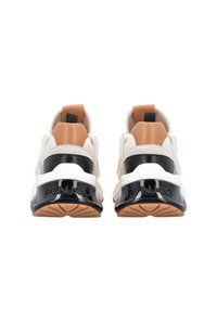Baskets de sport blanches et beiges avec des accents noirs, présentant une semelle épaisse et texturée ainsi qu'un design supérieur lisse. Logo "PINKO" sur le talon.