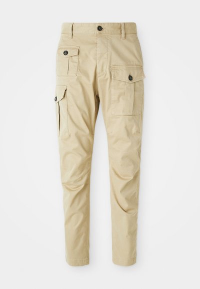 Beige cargobroek met een aansluitend ontwerp, voorzien van twee zijzakken en een knoopsluiting, gemaakt van gladde stof met een subtiele glans.