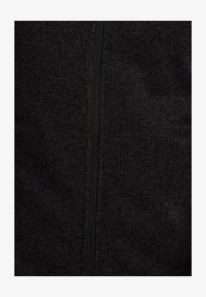 Donkere, gestructureerde stof met een ritsjack met een centraal geplaatste zwarte rits, met een zachte, versleten uitstraling en geen opvallende patronen.