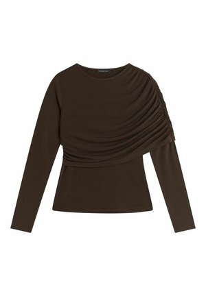 Bruine langemouwen top met een gedrapeerd ontwerp aan één kant, gemaakt van gladde stof met een aansluitende pasvorm en ronde halslijn.
