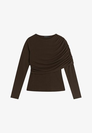 Brun langærmet top med et draperet design på den ene side, lavet af glat stof med en tætsiddende silhuet og rund halsudskæring.