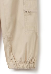 Beige cargobroek van licht gewicht stof, met elastische boorden, een ritssluitingzak en een gestructureerd oppervlak met een subtiel ruitpatroon.