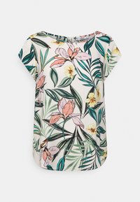 Blusa de manga corta en tejido ligero con un patrón floral, que presenta flores rosas y amarillas, hojas verdes y un escote redondeado.