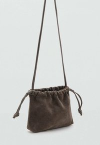 Borsa in suede marrone con chiusura a coulisse, forma rettangolare e tracolla regolabile. Texture morbida con dettagli arricciati.
