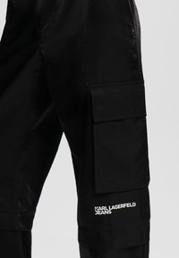 Karl Lagerfeld Jeans IRIDESCENT CARGO - Kapsáče - iridescent black