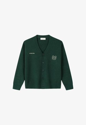 Cardigan verde scuro con bottoni, scollo a V, polsini e orlo a costine, scritta "ANOTHER COTTON" sul petto sinistro e ricamo floreale bianco sul petto destro.
