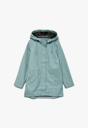 Pelerină de ploaie cu glugă, albastru deschis, cu capse frontale, șnururi reglabile și două buzunare cu clapetă oblică.