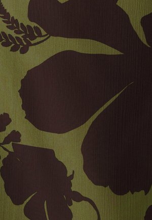 Tamsiai rudos ir žalios spalvos gėlių audinys turi dideles gėlių ir lapų siluetus, rodančius tekstūruotą paviršių su organinėmis raštais.