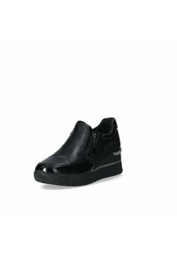 Scarpa slip-on nera con tomaia in pelle liscia e finitura opaca a contrasto, suola imbottita e dettaglio metallico sul tacco a zeppa.