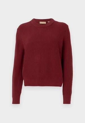 Pulover tricotat de culoare burgundă, cu textură ribată, guler rotund și mâneci lungi. Are un tiv ajustat și un etichetă de brand subtilă în interior.