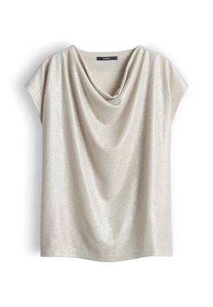 Blouse beige à manches courtes avec un col bénitier drapé, en tissu doux et léger, présentée sur un fond blanc uni.