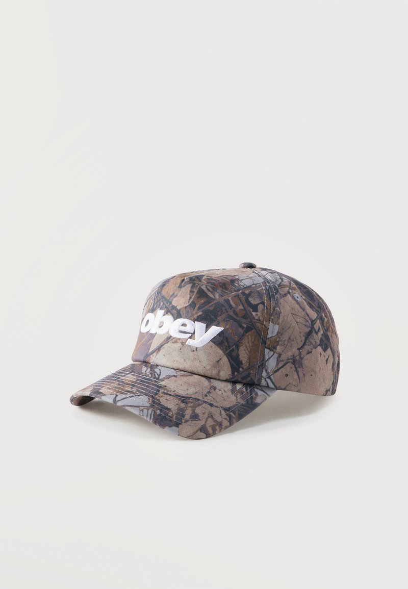 Baseballová čiapka s maskovacím vzorom, na prednej strane s bielym nápisom "Obey", zakriveným šiltom a štruktúrovaným dizajnom so šiestimi panelmi.