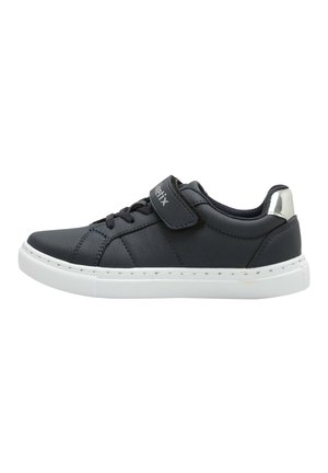 Sort lavtop sneakers med hvid sål, snørebånd og velcrorem, polstret krave og refleksivt sølv hælkappe.