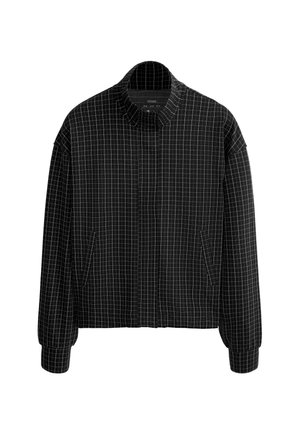 Fekete cipzáras dzseki fehér rácsmintával, magas gallérral, hosszú ujjakkal és oldalzsebekkel.