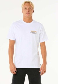 T-shirt bianco in cotone con scollatura rotonda e maniche corte. Presenta un piccolo logo stampato in arancione e giallo sul petto.