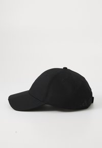 Sort baseball cap med en buet skygge, lavet af stof. Har broderede øjer og tre stribede accenter på siden.