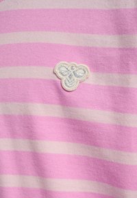 Roze en lichtbeige gestreepte stof met een geanimeerde geborduurde bijpatch. Het ontwerp heeft afwisselende horizontale strepen en een verfijnde accent.