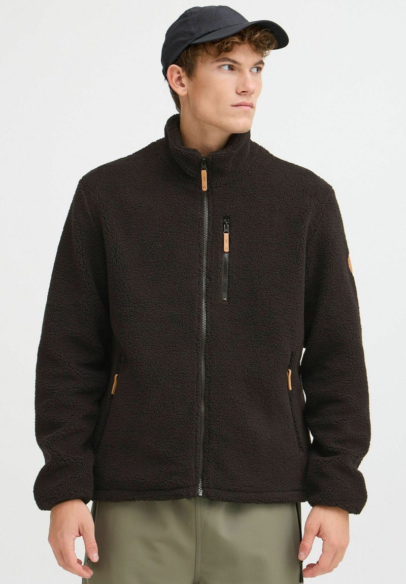 Veste en polaire noire avec un col haut, une fermeture éclair à l'avant, des accents en bois et des poches latérales. Texture douce, coupe décontractée. Design casual.