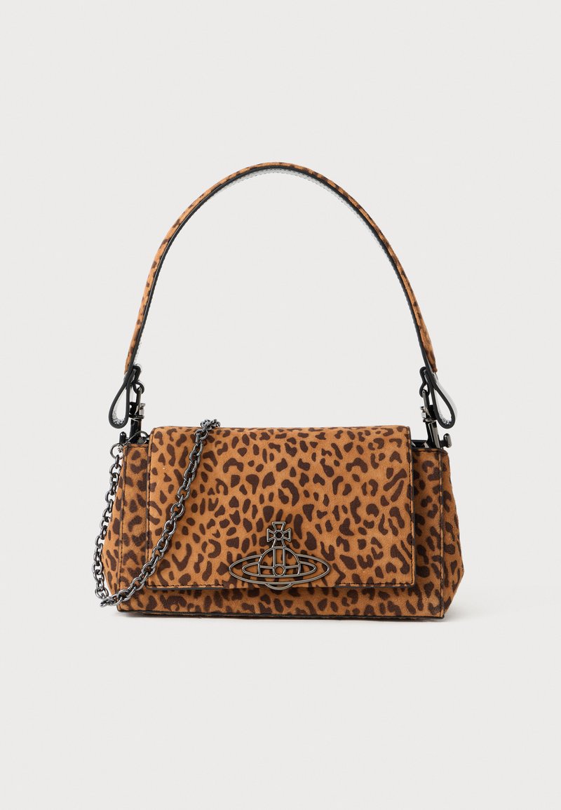 Bolsa de pele de leopardo feita de camurça, com uma alça curta, uma correia de corrente e um fecho de metal preto. Forma retangular com fecho de aba.