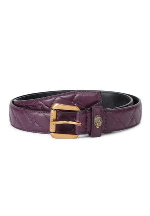 Cintura in pelle trapuntata viola scuro con fibbia rettangolare dorata ed emblema decorativo dorato sul passante della cintura, arrotolata su sfondo bianco.