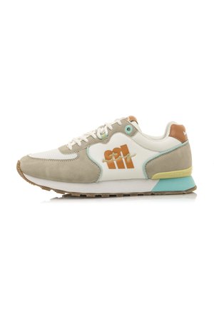 Zapatillas deportivas con una parte superior de malla blanca, acentos de ante beige, detalles en color teal y logo en naranja. Cuentan con cordones planos y suela de goma.