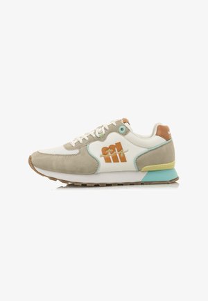 Atletische sneaker met een witte mesh bovenkant, beige suède accenten, teal details en oranje branding. Beschikt over platte veters en een rubberen zool.