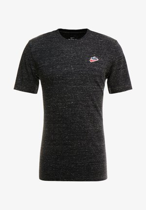 Camiseta de manga corta Nike en negro jaspeado con un pequeño logo blanco y rojo en el lado izquierdo del pecho, fabricada con un material suave y texturizado.