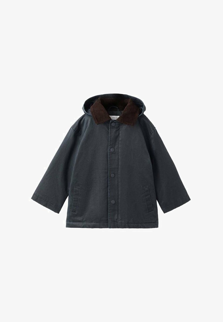 Mörkgrå hooded jacka med en brun kordflor-kollare, frontknappar med tryckknapp och två sidofickor, uppställd mot en vit bakgrund.