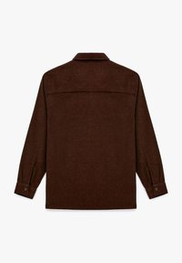 Camisa marrón de manga larga con cuello, puños abotonados y un diseño de yugo en la parte posterior. La tela parece texturizada y suave, adecuada para un uso casual.