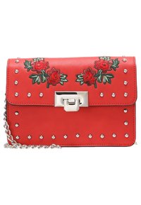 Borsa a tracolla in similpelle rossa con ricami floreali, borchie argentate e chiusura metallica. Dotata di una tracolla a catena per una maggiore versatilità.