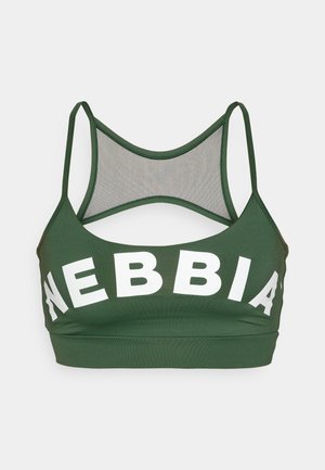 Zelená sportovní podprsenka s síťovaným zadním dílem, s výrazným bílým nápisem "NEBBIA." Měkká, elastická tkanina, design s racerback.