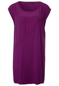 Lila ärmlös tunika i en slät textil, med en diagonalt sömdetalj över framsidan och en rundad halsringning.