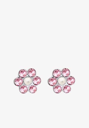 Boucles d'oreilles en forme de fleur rose, ornées de six strass roses et d'une perle blanche centrale, montées sur une base en métal argenté.
