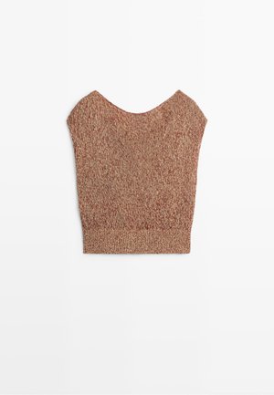 Braunes, gestricktes ärmelloses Top mit weitem Ausschnitt und strukturiertem Muster, flach auf weißem Hintergrund liegend.