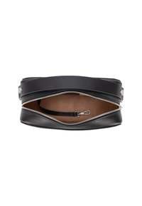 Sort læderhåndtaske åben og viser brun indvendig foring og sort rem med sølvfarvet metalspænde indeni.