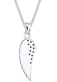 Ciondolo in argento a forma di piuma con otto piccoli fori scuri, su una catena di argento intrecciata, contrassegnato "925" per argento sterling.