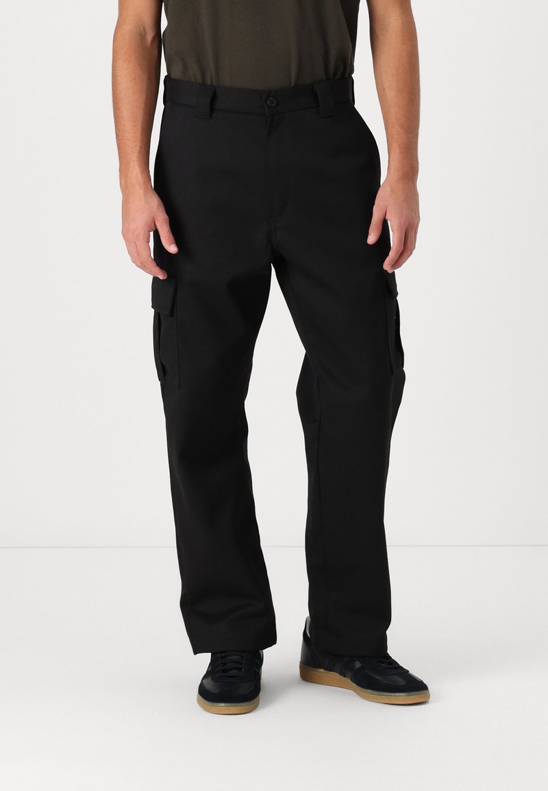 Pantaloni cargo negri cu croi drept, fabricați dintr-un material durabil. Au buzunare laterale, închidere cu nasture și bucle pentru curea.