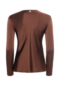 Camicia marrone a maniche lunghe con una texture liscia, scollatura tondeggiante e un'etichetta semplice sul retro. Il tessuto sembra leggero e aderente.