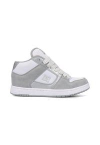 Harmaa mokkanahka ja valkoinen nahka, keskipituiset sneakersit, joissa on teksturoitu pinta, pyöreä kärki ja nauhakiristys, jossa on logo-aksentti sivussa.