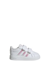 Baskets blanches pour enfants avec des bandes iridescentes roses, double fermeture velcro, col rembourré et semelle en caoutchouc blanche, logo Adidas sur le côté.